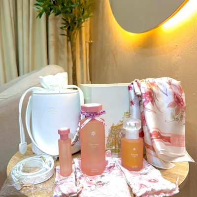 REEF PRINCESS GIFT SET

 CONSIST OF LEATHER DRAWSTRING BAG, EXTRA LONG LEATHER HANDLE, SILK REEF SCARF, 100ML REEF PARFUM,75ML SHIMMER PERFUME OIL, & TRAVEL SIZE PARFUM ( ALL IN SILK POUCHES)